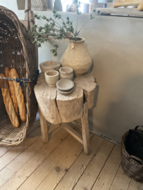 Groot licht houten tafel tafeltje bijzettafel wijntafel stronk boomstam  hakblok werkblok slachtblok slagersblok slagershakblok tafel kruk tafeltje robuust stam boomstam stronk boomstronk landelijk stoer