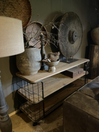 Grote grijze lange industriële trolley kar dressoir kast op wieltjes 180 x 53 x 82 cm Sidetable metalen frame oude houten planken werkbank vergrijsd hout houten keukeneiland industrieel landelijk stoer grijsbruin