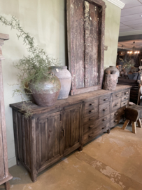 Oude vergrijsd doorleefd houten kast dressoir werkbank workmate keukenblok keukeneiland wandmeubel landelijk stoer industrieel vintage 280 cm gezandstraald