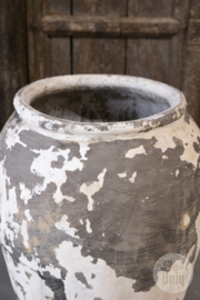 Grote oude stenen kruik pot vaas olijfpot olijfkruik beige gebroken wit  landelijk stoer vintage wit afgebladderd