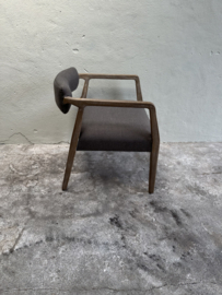 Prachtige vergrijsd houten stoel stoelen met bruine stoffen zitting armleuning fauteuil landelijk