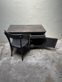 Stoer vergrijsd houten tafel tafeltje buro bureau bijzettafeltje tafeltje met laatje en deurtje