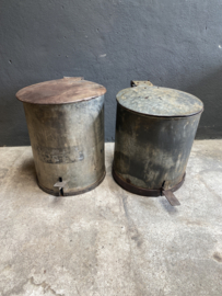 Oude metalen vintage vuilnisbak prullenbak landelijk industrieel oud metaal | Decoratie | Jagershuis