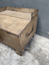 Oud metalen lessenaar kassa kassalade kassala desk tafeltje kist kistje vintage landelijk industrieel