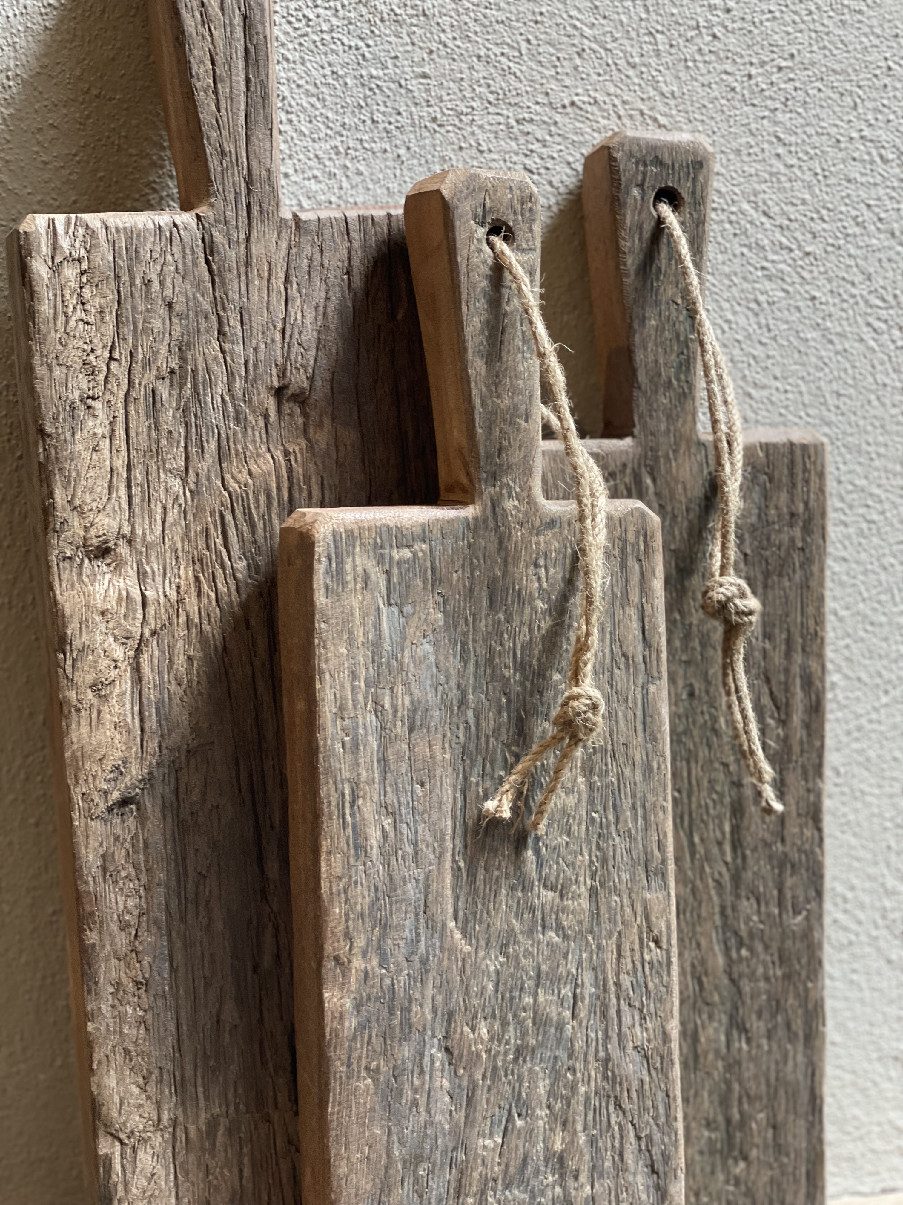 Hele stoere dikke oud houten plank planken snijplank borrelplank tapas kaasplank broodplank met jute touw landelijk