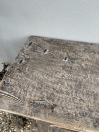 Stoer oud vergrijsd houten sidetable wandtafel wastafel wastafelmeubel badkamermeubel werkbank ladekast met onderplank landelijk