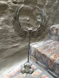 Metalen ornament kandelaar op voet met vleugels 47 cm  grijs beige