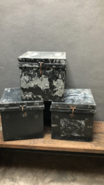 Oude metalen kist stoer zwart grijs wit metaal 40 x 40 x 40 cm  industrieel landelijk box