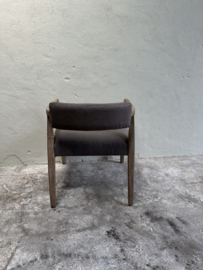 Prachtige vergrijsd houten stoel stoelen met bruine stoffen zitting armleuning fauteuil landelijk
