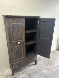 Oud houten kast kastje 2deurs en 2 lades halkastje dichte kast legplanken vergrijsd origineel oudje landelijk stoer sober