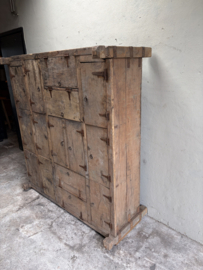Hele gave grote unieke oude houten kast 151  x 65 x H169  cm Roomdivider kamerscherm grutterskast vakkenkast winkelkast sorteerkast postkast schoenenrek tafel salontafel  stoer landelijk industrieel vintage grijs bruin schoenenkast sorteer kast