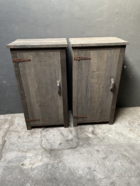 Oud vergrijsd houten kast meidenkast kastje aura Peeperkorn oud hout 1 deurskast keukenkast halkastje landelijk industrieel
