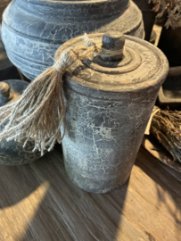 Hoge houten pot met kwast