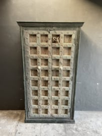 Grote dichte oud houten vergrijsd zeegroen Oosters Turkois kast 2 deurs legplanken India robuust antiek doorleefd hout 206 x 114 x 43cm landelijk industrieel vintage urban metalen beslag oude deuren poort deur kledingkast servieskast linnenkast boekenkast