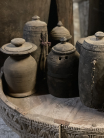 Oude vergrijsd houten Nepal pot kruik met deksel en grof jute touw landelijk stoer