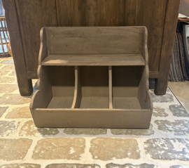 Stoere vergrijsde houten gruttersbak vakkenbak vakken schap trog bak hout keuken landelijk brocant