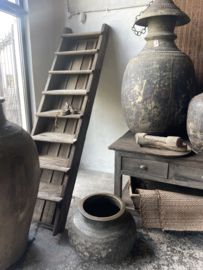 Oude vergrijsd houten dichte trap voor opkamer kelder of verdieping voor renovatie bij oud pand bijvoorbeeld boekenrek boekenkast etagere vide vliering kelder schap rek landelijk stoer