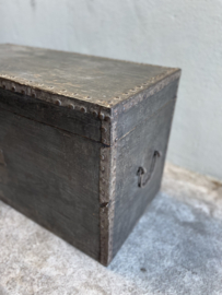 Grote oude zwart zwarte houten kist dekenkist salontafel bijzettafel sidetable wandmeubel stoer landelijk industrieel vintage metalen studs 78 x 38 X H47 cm