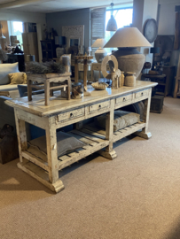 Stoere groot uniek oude houten witte tafel werkbank keukenblok kookeiland met lades marmer inleg blad onderblad gebroken wit beige grijs zwart sidetable keukentafel stoer vintage doorgescheurd landelijk industrieel 209 x 64 x 87 cm