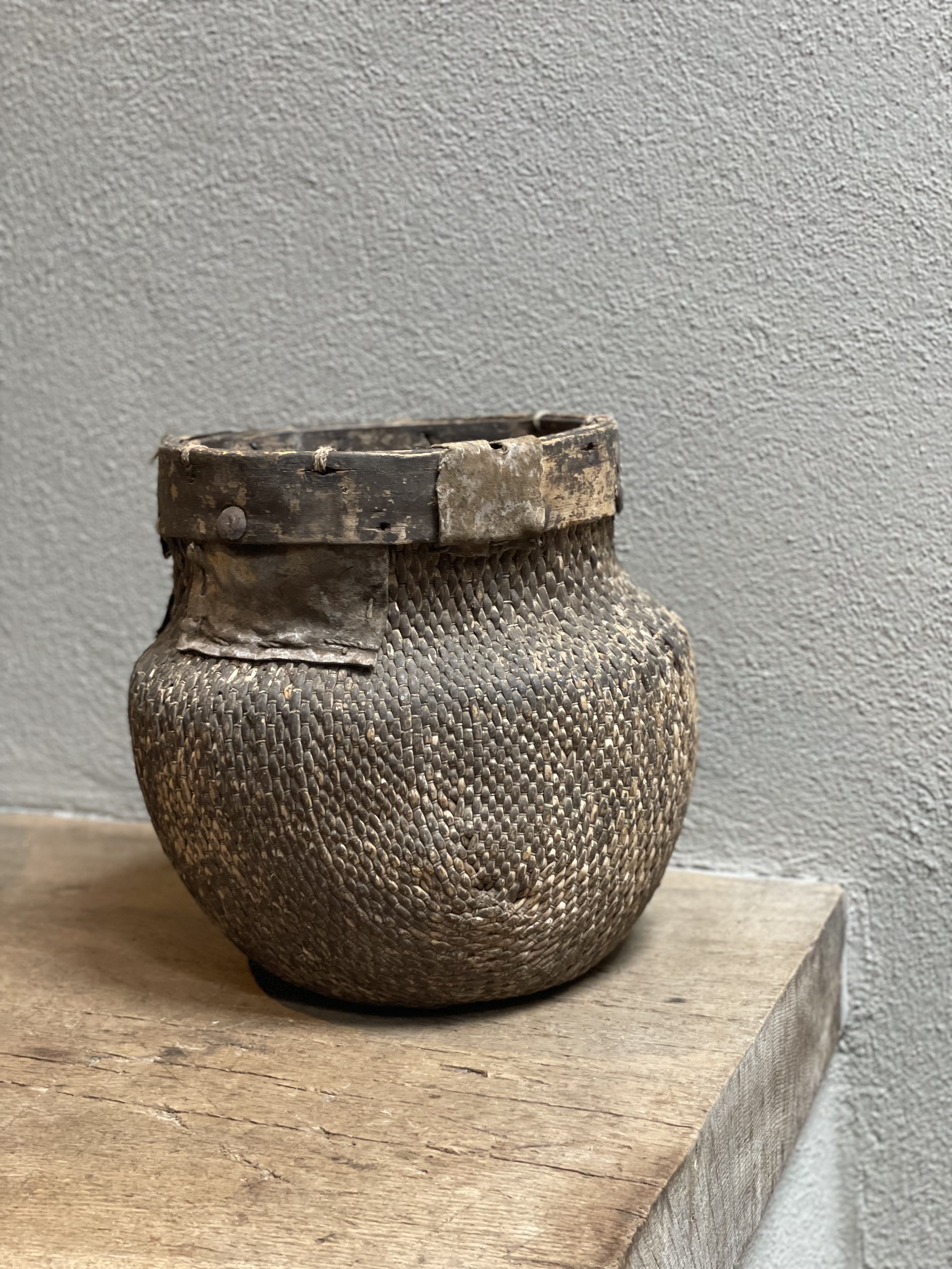 Hele stoere oude doorleefde mand Chinese plukmand rijstmand vaas kruik pot bloempot ompot landelijk vintage