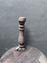 Oude baluster console kandelaar robuust vergrijsd stoer landelijk balusters balluster ballusters aura Peeperkorn nr 3
