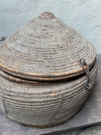 Prachtige 🤩 grote orginele oude vergrijsde mand doorsnede 70 cm dessert basket met deksel landelijk stoer sober vintage uniek desert