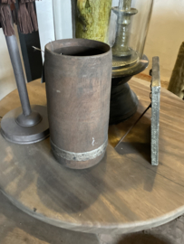 Oude vergrijsde pot met metalen details landelijk