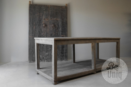 Grote oude vergrijsd houten originele workmate werkbank met onderplank Sidetable wandtafel toonbank winkeltafel presenteertafel werkbank keukenblok landelijk stoer industrieel vintage keukeneiland