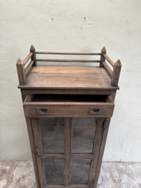 Leuk klein vergrijsd houten vitrinekast vitrinekastje kastje kast zuil H158 x B66 x D42 cm glaskast glaskastje landelijk stoer vintage brocant