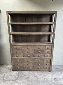 Hele stoere grote oude vergrijsd houten wandkast antieke kast boekenkast keukenkast winkelkast apothekerskast lades landelijk legplanken schap rek  210 x 151 x 36 cm