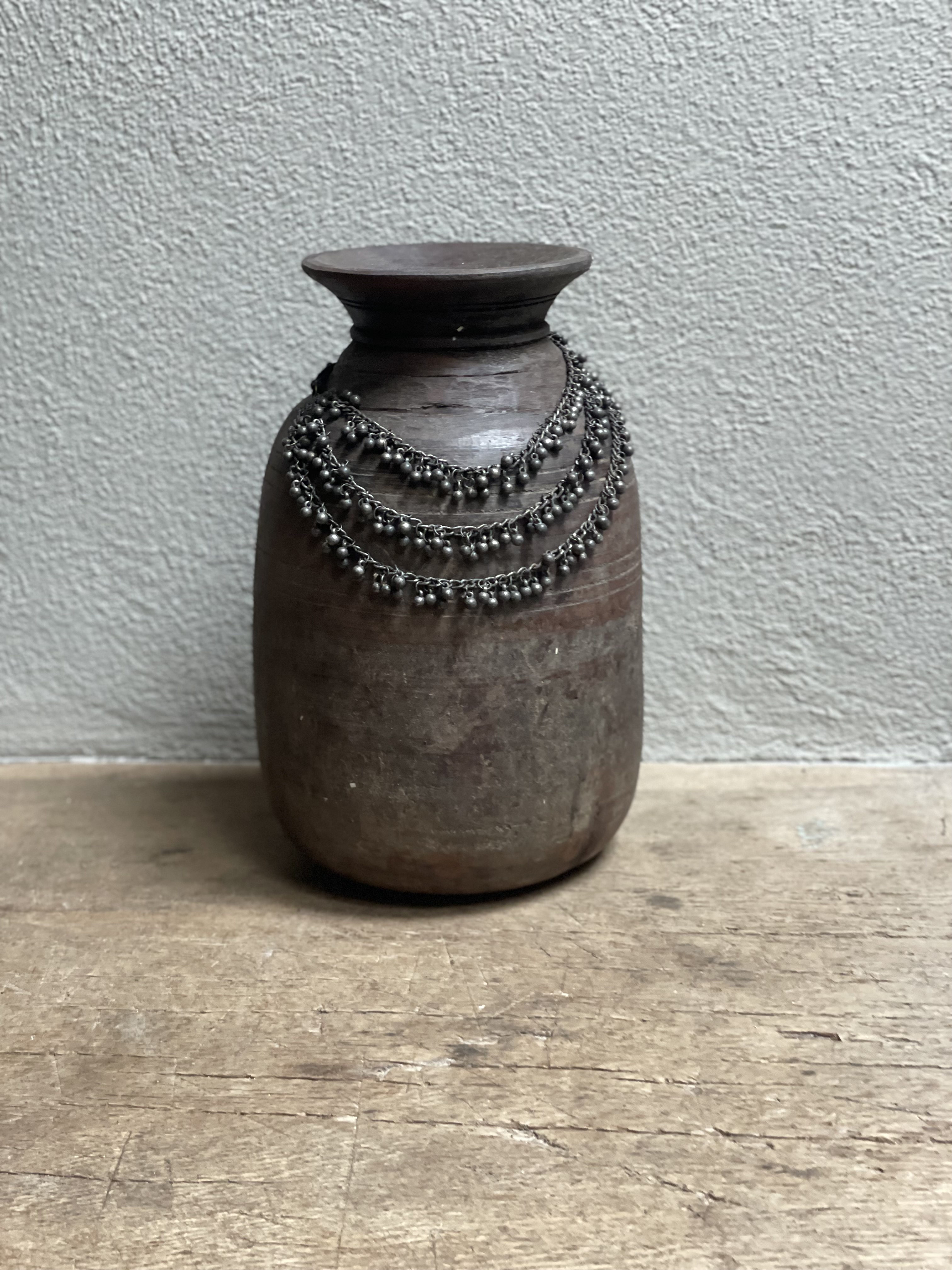 Prachtige oude houten Nepal pot nr.99 kruik vaas hout met metalen sieraad landelijk stoer shabby vintage