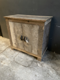 Stoere oude vergrijsd  houten truckwood kast met klos klosje aura Peeperkorn kastje dressoir houten oud hout commode landelijk stoer robuust 2 deuren aura Peeperkorn