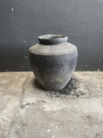 Grote oude grijs stenen kruik pot beige grijze vergrijsd mega vaas stoer sober landelijk olijfpot olijfkruik waterkruik