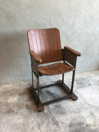 Oud houten metalen bioscoopstoel stoel stoelen fauteuil station stoer landelijk industrieel vintage