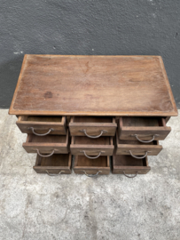 Oud houten ladekastje ladenkastje  landelijk vergrijsd lades laatjes industrieel metalen greepje beslag