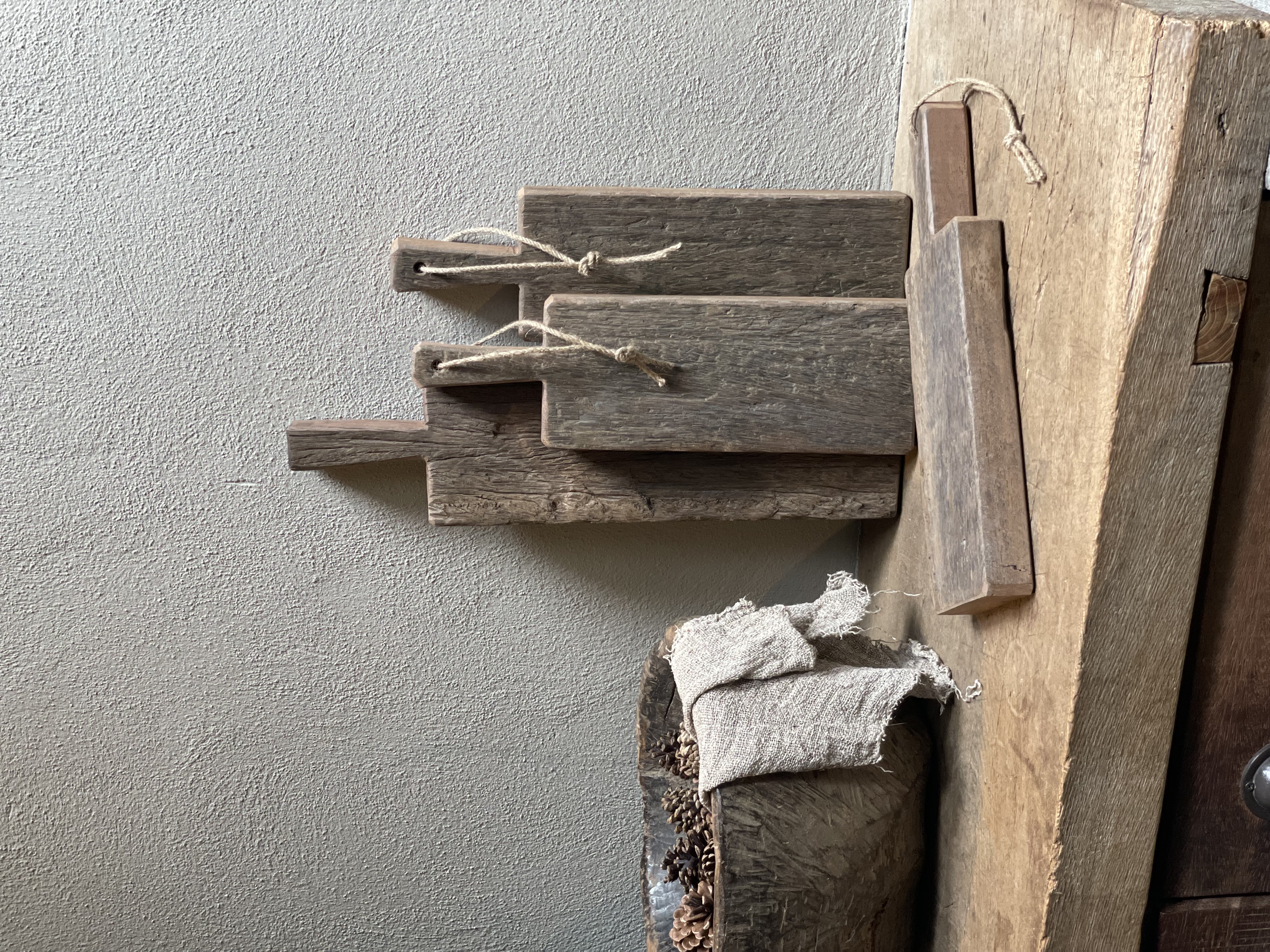 Hele stoere dikke oud houten plank planken snijplank borrelplank tapas kaasplank broodplank met jute touw landelijk