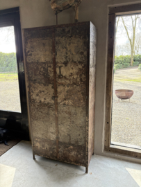 Grote oude metalen locker lockerkast ordners boekenkast archiefkast urban kantoor stoer metaal grijsbruin industrieel landelijk urban 2 deuren legplanken