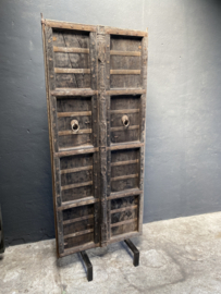 Stoere vergrijsd houten oude deur poort Luik op voet  standaard staand scherm kamerscherm Roomdivider  landelijk stoer industrieel urban zwart grijs met roestbruin metalen details beslag