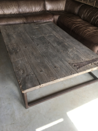 Mega grote stoere oude vergrijsd houten salontafel 200 x 133 cm gemaakt van oude deur metalen beslag en stalen onderstel stoer landelijk industrieel