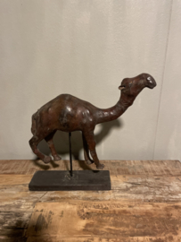 Leren kameel dromedaris op standaard beeld beeldje klein vintage