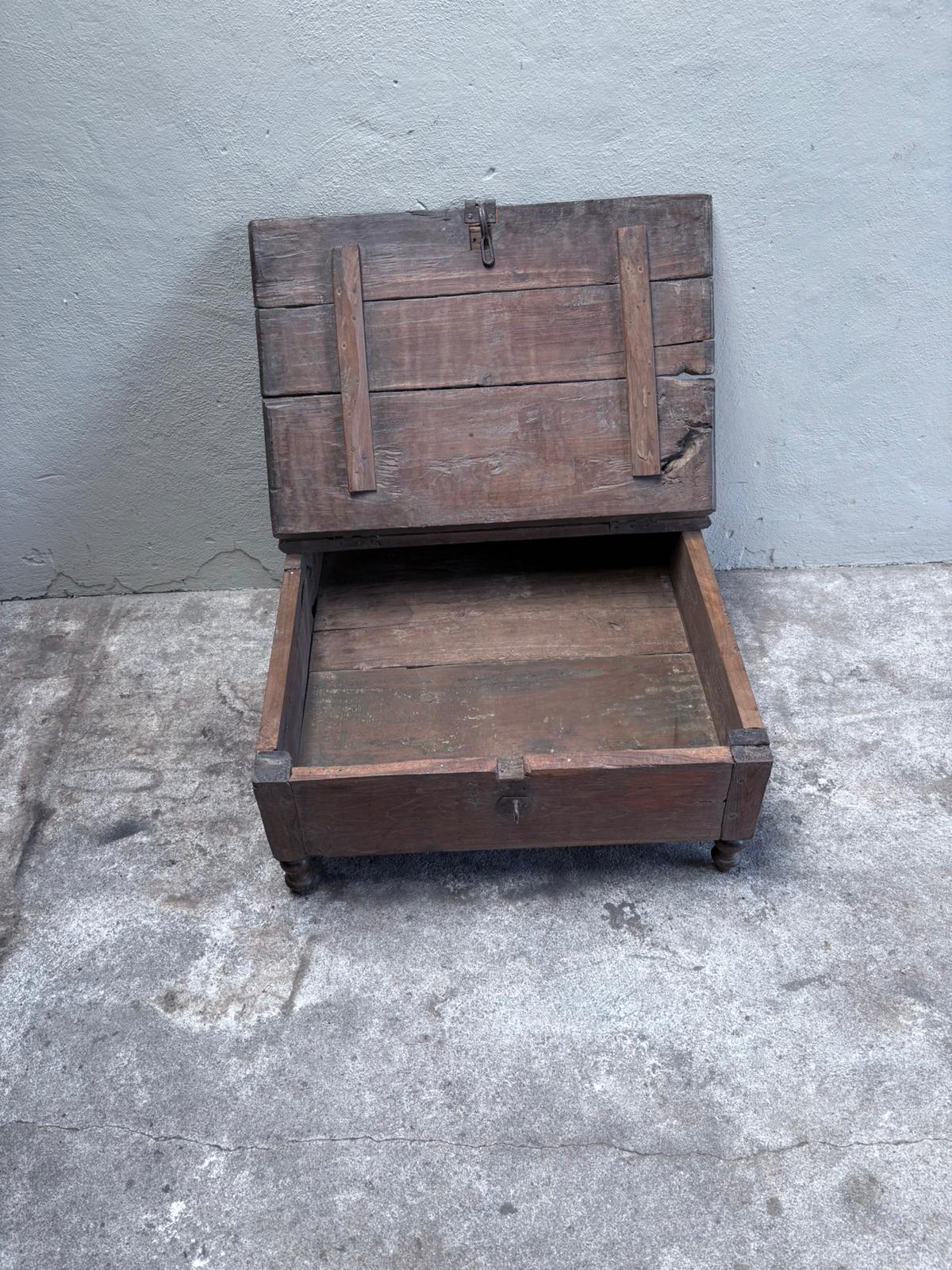 Stoere oude vergrijsd houten salontafel kast  dekenkist salontafel tafel bijzettafel tafeltje met oud metalen beslag industrieel sober landelijk  metaal industrieel vintage