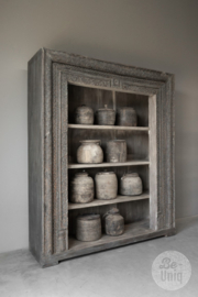 Hele gave grote oude vergrijsd doorleefd houten kast gemaakt van oud kozijn 200 x 160 cm legplanken boekenkast keuken servieskast keukenkast  sober landelijk stoer groot hout vergrijsd boekenkast keukenkast winkelkast uniek , heel gaaf!!