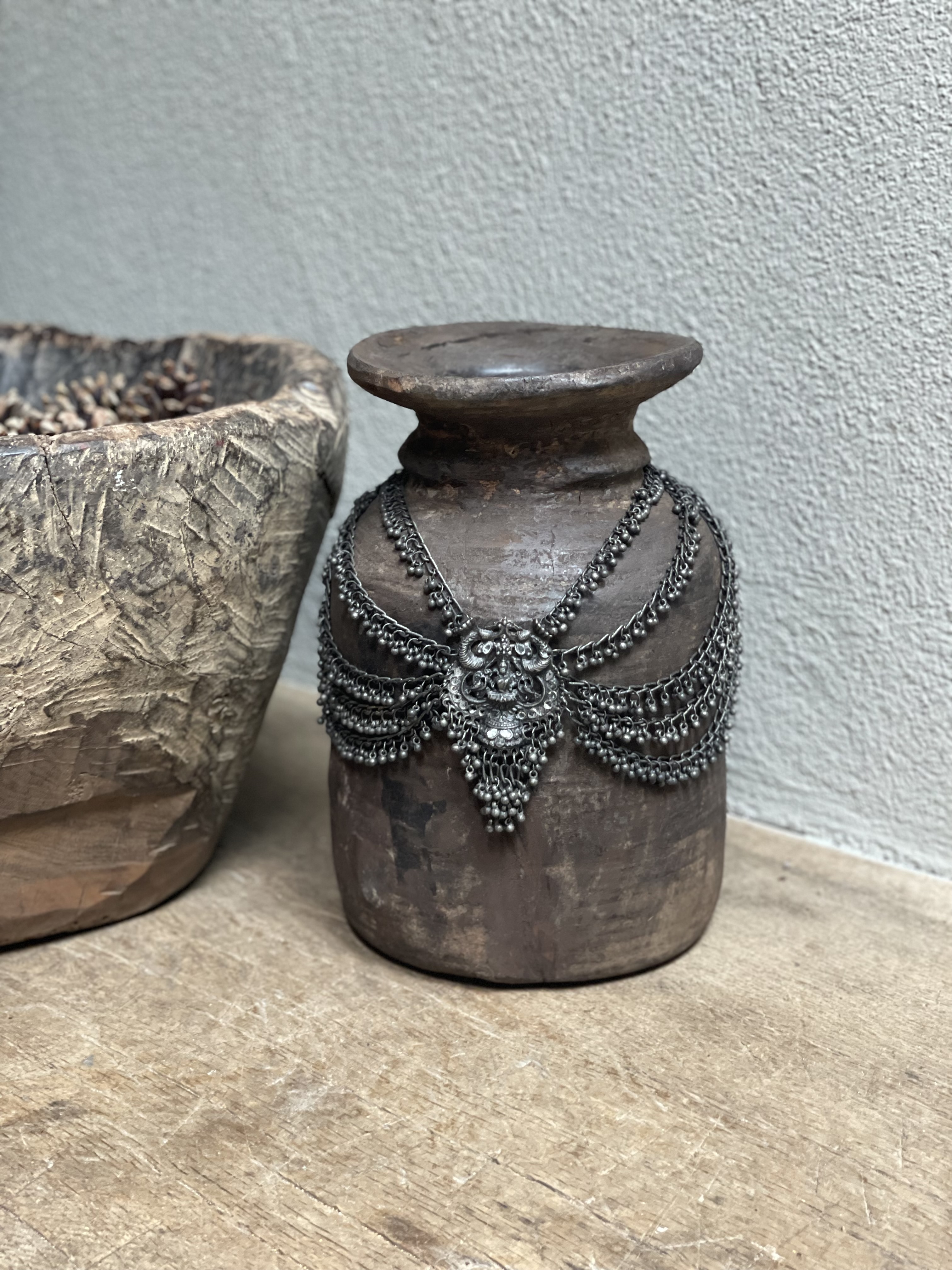 Prachtige oude houten Nepal pot nr.98 kruik vaas hout met metalen sieraad landelijk stoer shabby vintage