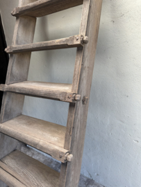 Oude vergrijsd houten open trap ladder 248 x 66 cm voor opkamer kelder of verdieping voor renovatie bij oud pand bijvoorbeeld boekenrek boekenkast etagere vide vliering kelder schap rek landelijk stoer
