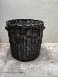 Grote zwart bruine mand haard hout houtmand korf riet rieten rotan bruin zwart H80 x 80 cm