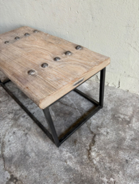 Stoere landelijke salontafel lounge tafel bijzettafel houten blad metalen onderstel deur poort beslag  82 x B42 x H39 cm