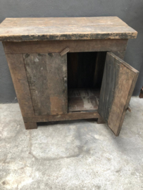 Oud vergrijsd houten kast kastje boerenkast aura Peeperkorn 100 x 100 x 50 cm landelijk stoer robuust hout