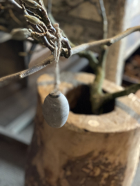 Vergrijsd houten eitjes eitje hangers paastak Pasen