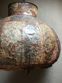 Stoere oude metalen hanglamp ketel lamp oude waterpot emmer vintage urban metaal rond landelijk industrieel