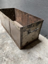 Stoere oude gerecycled metalen bak plantenbak lectuurbak planter metaal grijs bruin landelijk stoer industrieel vintage  71 x 33 x 30 cm